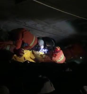 消防員營(yíng)救被困老人